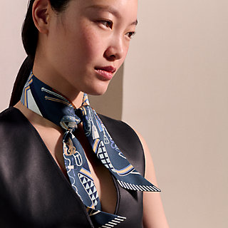 エルメス HERMES ツイリー 鞍職人の花束 2025春夏コレクション Twilly 《鞍職人の花束》 - ピンク | Hermès - エルメス-公式サイト